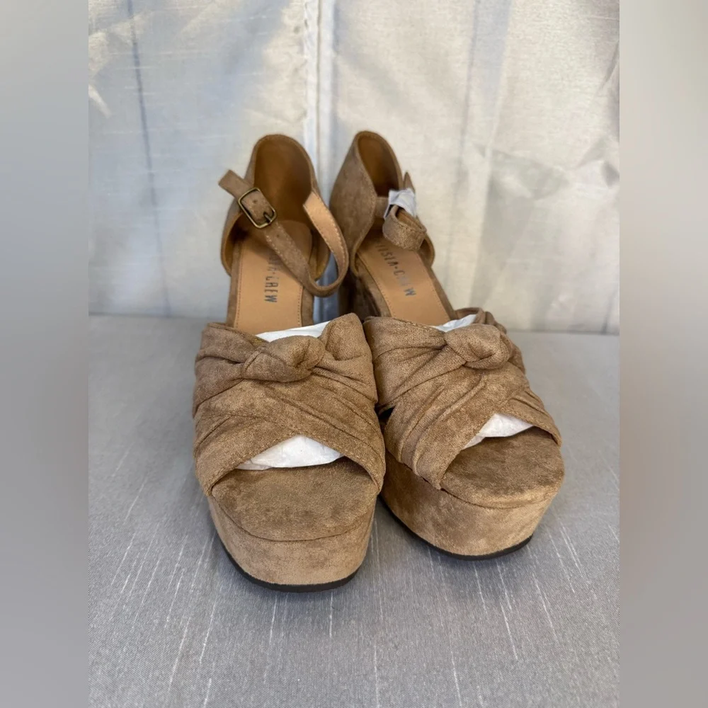 Get a Lift Platform Heel - Picture 3 of 10